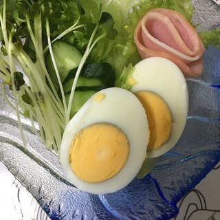 フリルレタスとハムと卵の生野菜サラダ(^^)